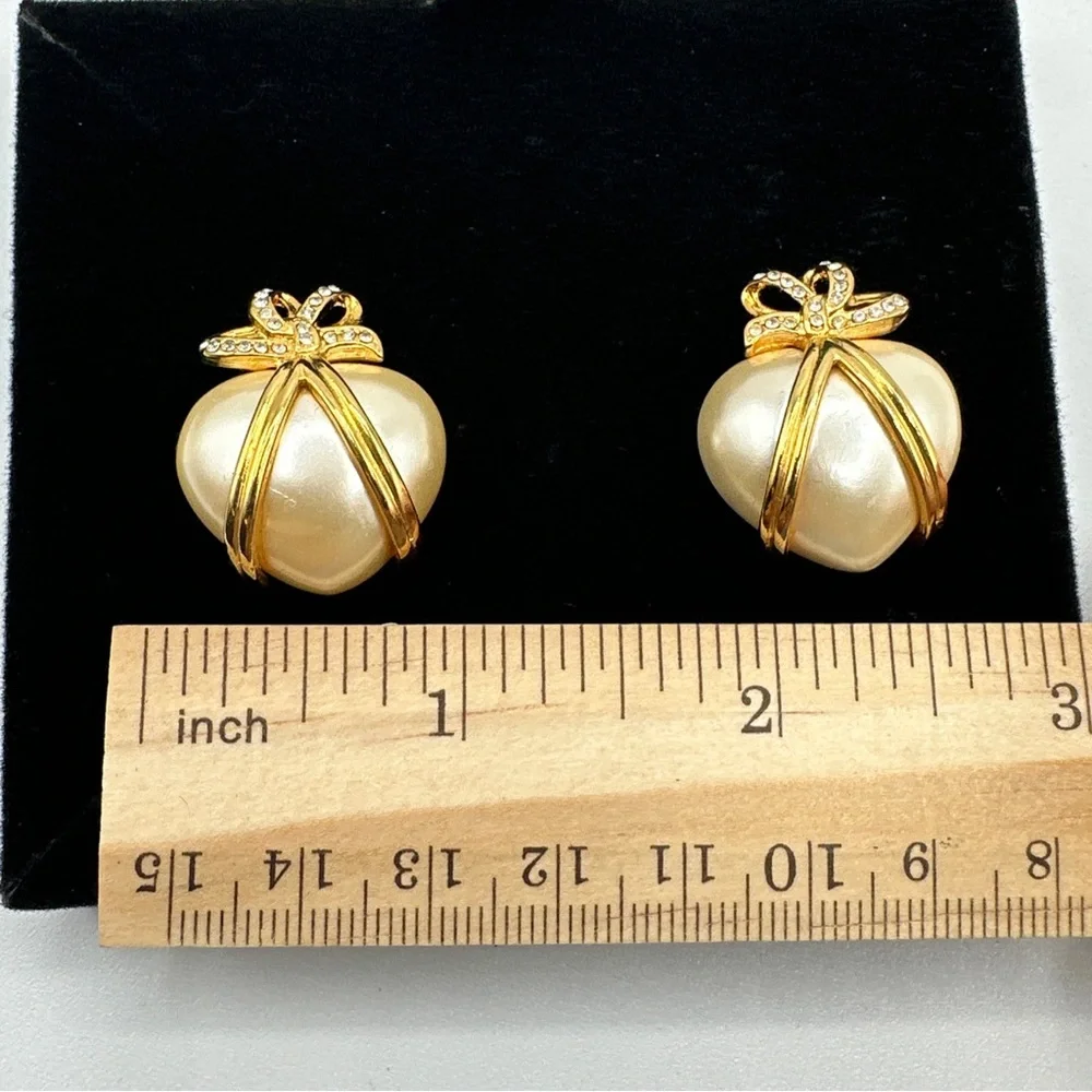 Vintage Joan Rivers Captured‎ Faux Pearl Heart Gold Tone Pierced Earrings 1”#516
